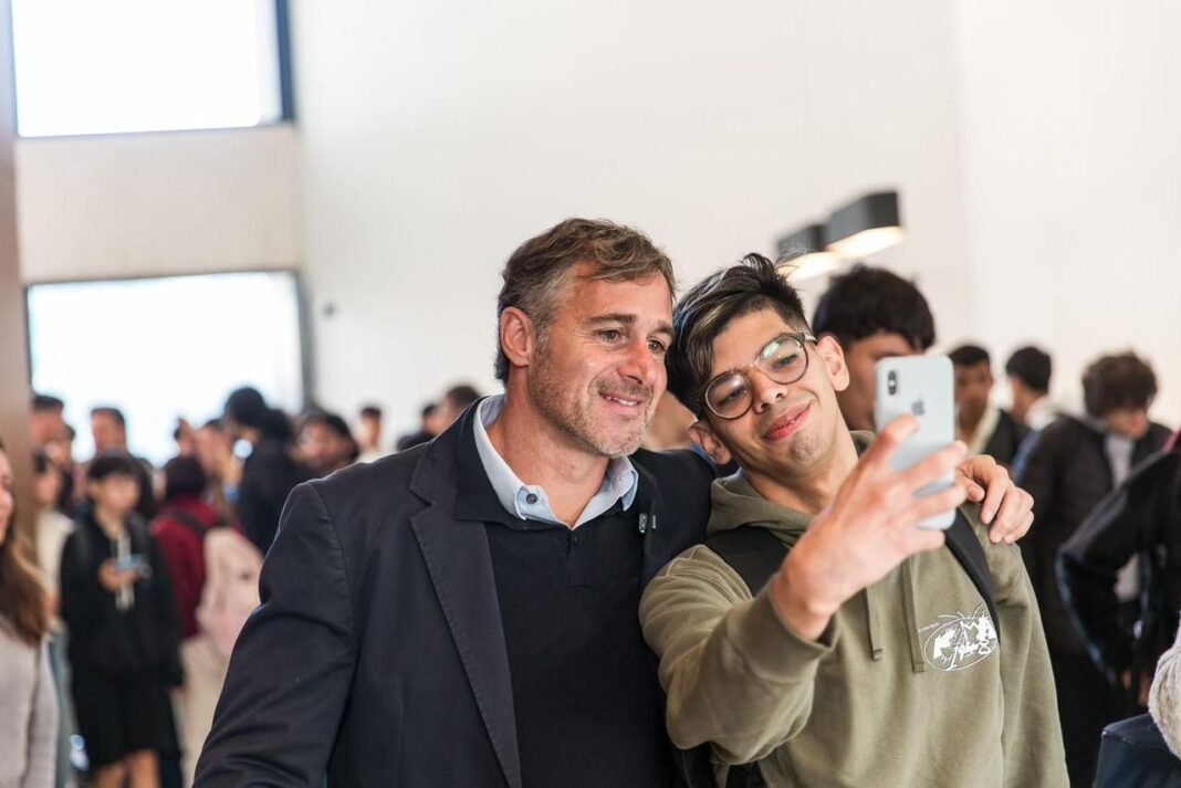 Achával acompañó a estudiantes y docentes en el primer día de clases de la Universidad Nacional de Pilar